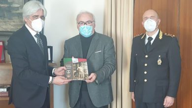 Frosinone La Provincia di Frosinone consegna al Prefetto Portelli la prima copia del calendario delle Polizie locali realizzato dalla Polizia provinciale Antonio Pompeo Ignazio Portelli Pietro DAguanno