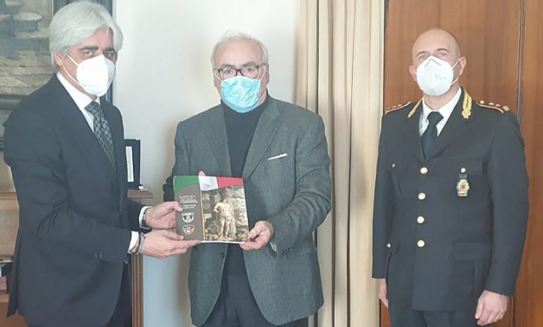 Frosinone La Provincia di Frosinone consegna al Prefetto Portelli la prima copia del calendario delle Polizie locali realizzato dalla Polizia provinciale Antonio Pompeo Ignazio Portelli Pietro DAguanno