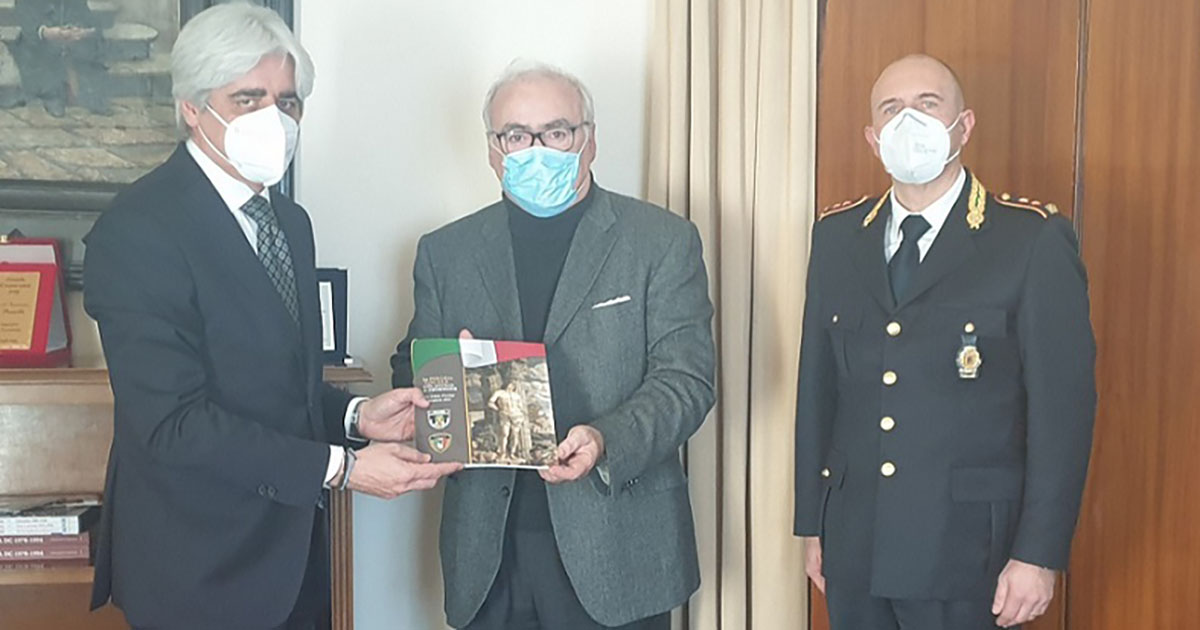 Frosinone La Provincia di Frosinone consegna al Prefetto Portelli la prima copia del calendario delle Polizie locali realizzato dalla Polizia provinciale Antonio Pompeo Ignazio Portelli Pietro DAguanno