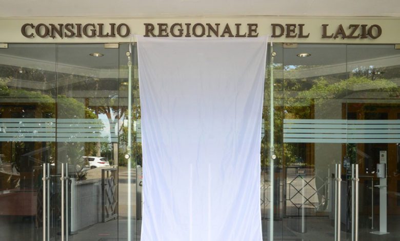 Sara Battisti: «Drappo bianco in Consiglio Regionale per ricordare sacrificio Falcone e sua scorta» Dappo bianco Consiglio Regionale