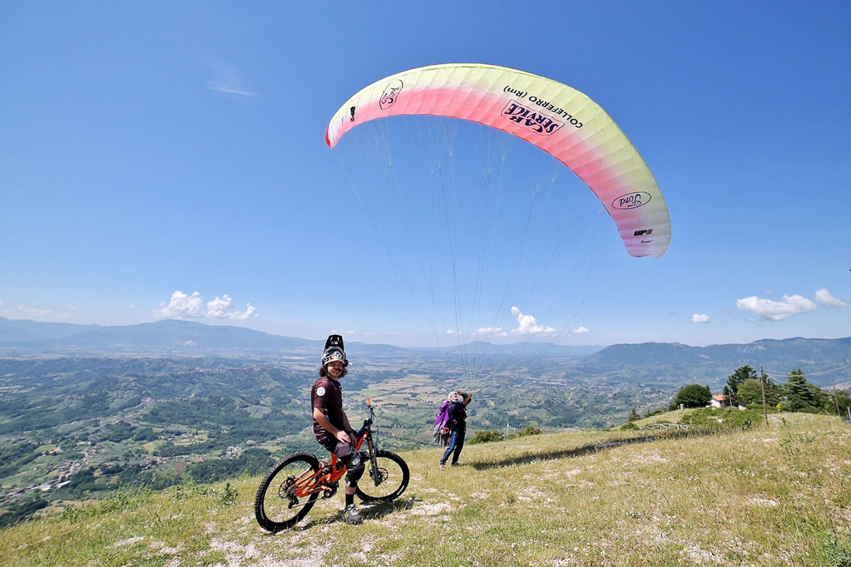 Ferentino Estate a Serrone tra sport e cultura Loreto Rocci parapendio e Francesco Zirottu downhill