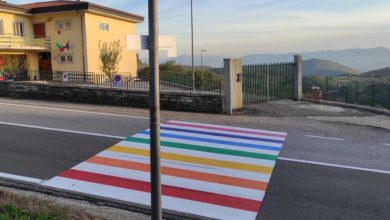 FUMONE – Nuove strisce pedonali “arcobaleno” e sopralluogo del Sindaco per i lavori al Palazzo Comunale Strisce pedonali arcobaleno