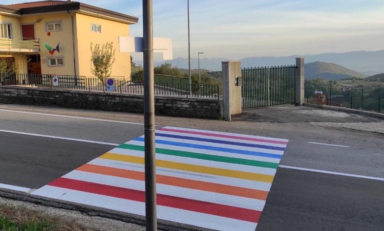 FUMONE – Nuove strisce pedonali “arcobaleno” e sopralluogo del Sindaco per i lavori al Palazzo Comunale Strisce pedonali arcobaleno