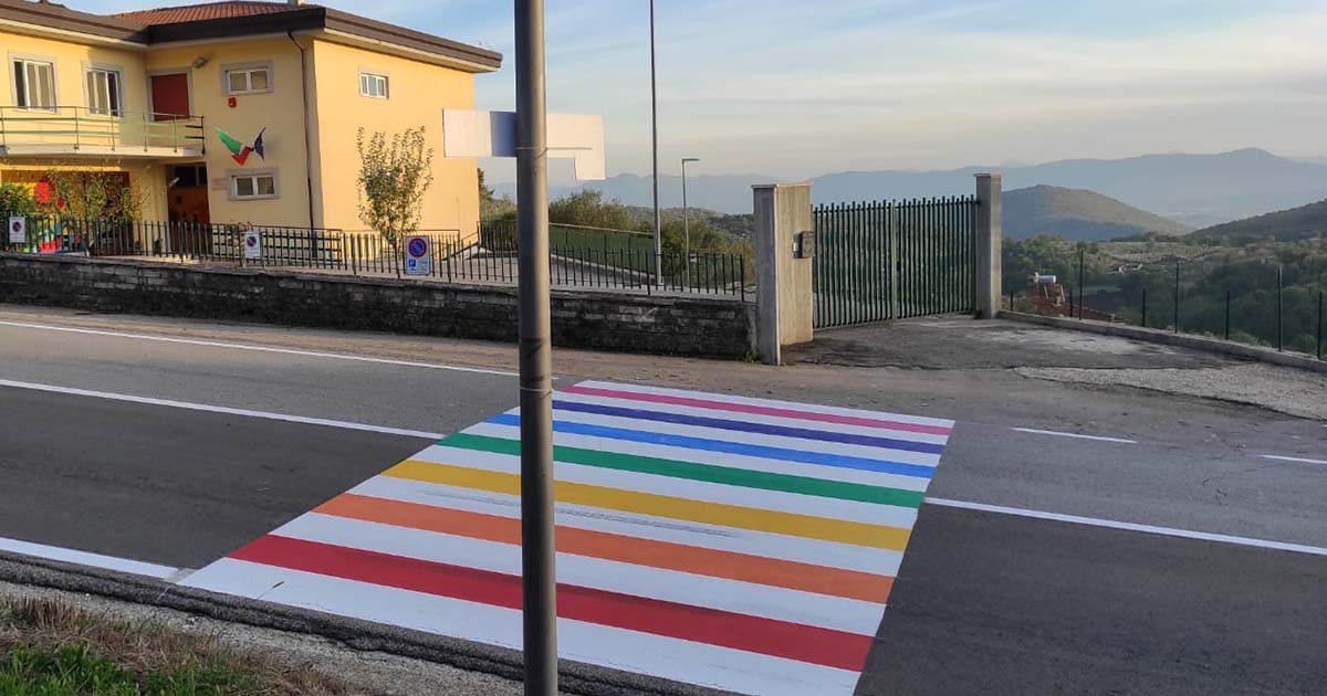 FUMONE – Nuove strisce pedonali “arcobaleno” e sopralluogo del Sindaco per i lavori al Palazzo Comunale Strisce pedonali arcobaleno