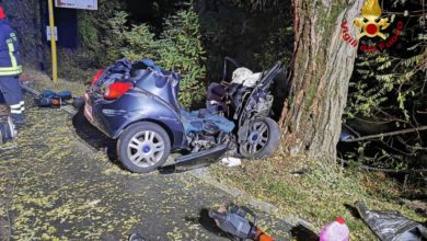 Tremendo schianto nella notte: muoiono un 18enne e due 17enni Vigili del Fuoco