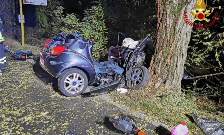 Tremendo schianto nella notte: muoiono un 18enne e due 17enni Vigili del Fuoco