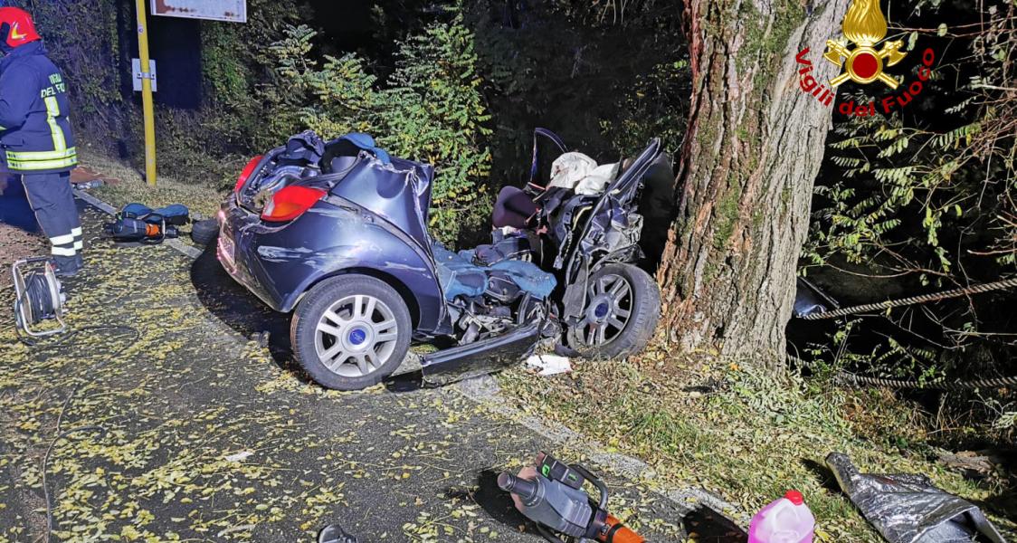 Tremendo schianto nella notte: muoiono un 18enne e due 17enni Vigili del Fuoco