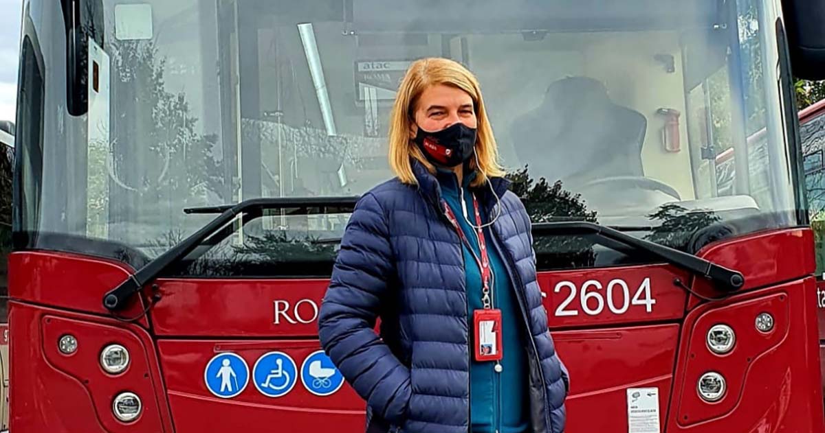 Bimbo piange smarrito all’alba in mezzo alla strada. Il suo angelo è Monia, autista ATAC ATAC ROMA