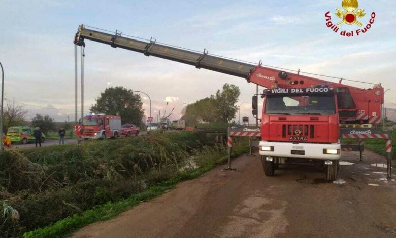 Tragedia all’alba: automobile in un canale. Nell’abitacolo il corpo senza vita di un 39enne fondi auto nel canale