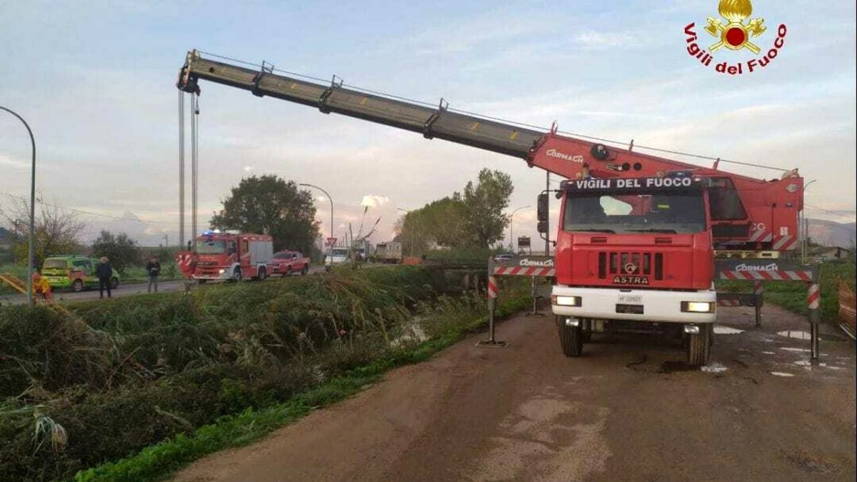 Tragedia all’alba: automobile in un canale. Nell’abitacolo il corpo senza vita di un 39enne fondi auto nel canale