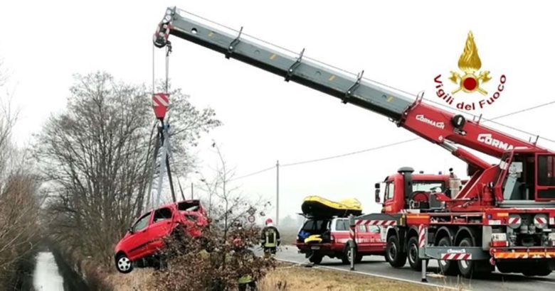 Auto finisce nel canale. All’interno il corpo senza vita di una giovane donna Auto donna canale