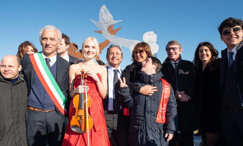 Latina rende omaggio a David Sassoli: si illumina il “Monumento all’Inclusione” David Sassoli