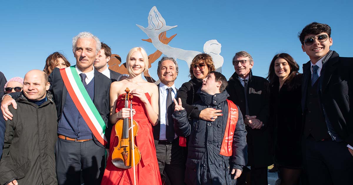 Latina rende omaggio a David Sassoli: si illumina il “Monumento all’Inclusione” David Sassoli