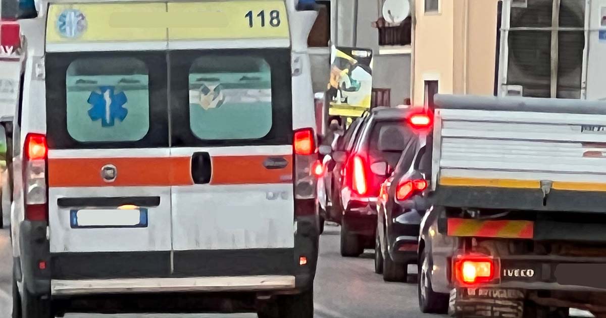 Strage dopo lite familiare: 4 morti tra cui due ragazzini di 11 e 15 anni ambulanza