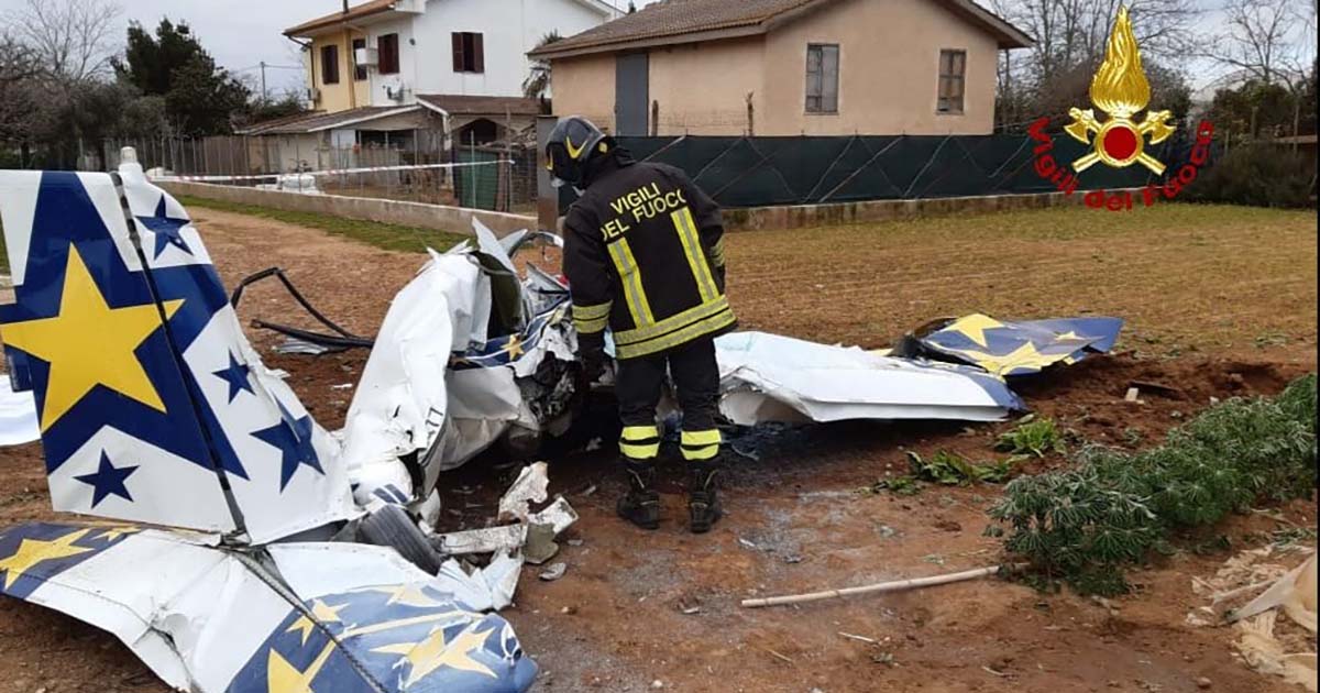 Biposto si schianta al suolo. Morto il pilota sabaudia aereo