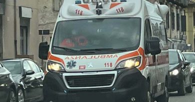 Scooter contro palo, muore 49enne Ambulanza