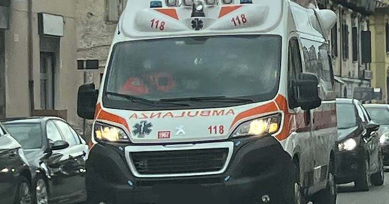 Scooter contro palo, muore 49enne Ambulanza