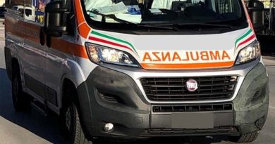 Bimbo di due anni cade dall’ottavo piano e muore Ambulanza