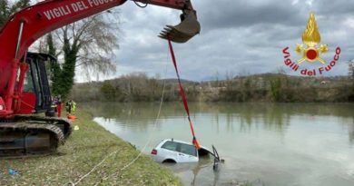 Auto nel Tevere. All’interno il corpo senza vita di un 47enne Auto Tevere