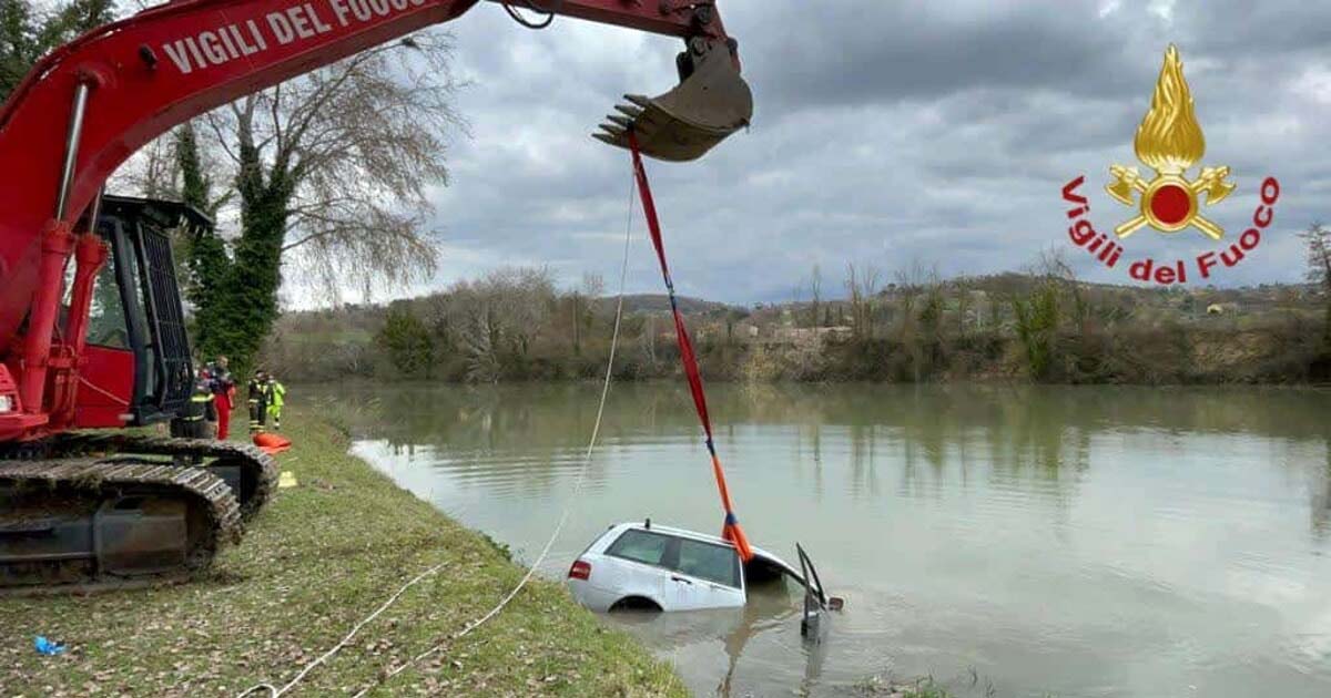 Auto nel Tevere. All’interno il corpo senza vita di un 47enne Auto Tevere