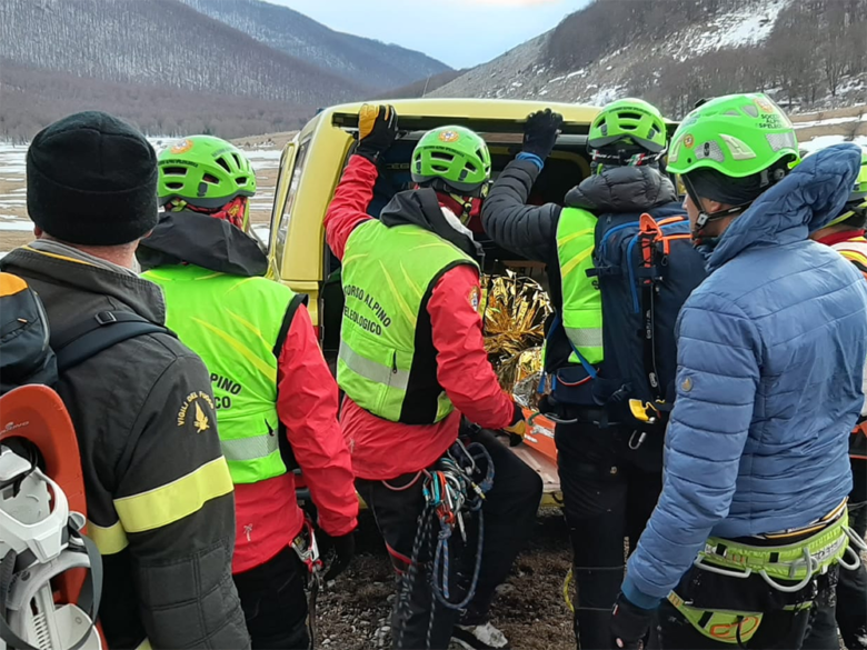 Scivola sul ghiaccio a 1.600 metri di altezza. Diverse fratture per una 53enne CNSAS