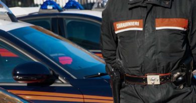 I Carabinieri entrano in casa e trovano sul divano il cadavere di una donna morta da mesi Carabinieri