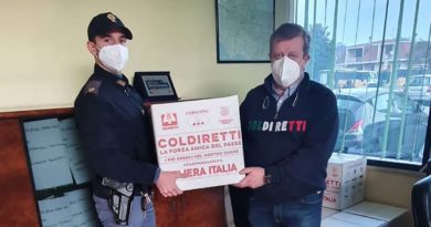 Frosinone Frosinone: prosegue “CondiviDiamo”, l’iniziativa della Polizia a favore delle famiglie del territorio Questura di Frosinone e Coldiretti Condividiamo