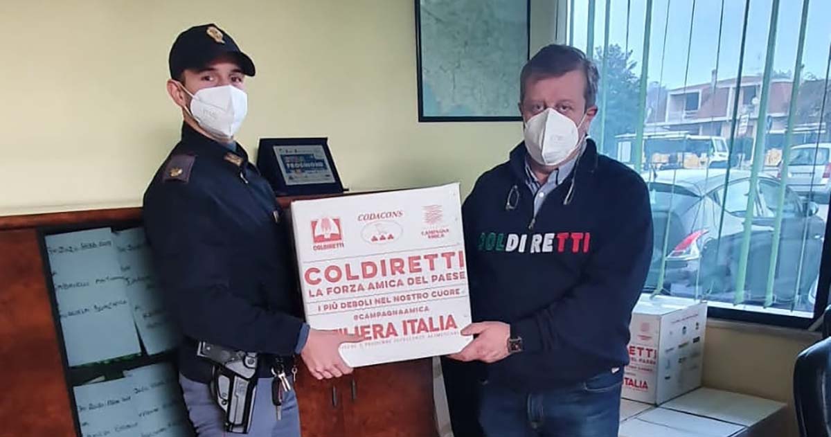 Frosinone Frosinone: prosegue “CondiviDiamo”, l’iniziativa della Polizia a favore delle famiglie del territorio Questura di Frosinone e Coldiretti Condividiamo