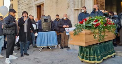 Alatri Tanta commozione e palloncini bianchi per l’addio alla cara Prof.ssa Carla Martina