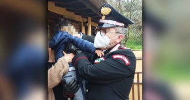 Bimbo si allontana da residence nella notte. Rintracciato dai Carabinieri, “si presenta”: «Sono Batman» Carabinieri bambino Batman