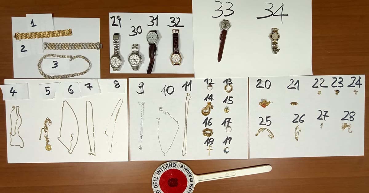 Sottoposti a custodia cautelare in carcere a seguito di fermo di P. G. due uomini trovati in possesso di refurtiva Foto Refurtiva Fermo PG Stradale