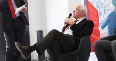 Compie 80 anni e regala 200 euro a ognuno dei suoi 250 dipendenti: «E non riesco a trovarne di nuovi» Ludovico Gresson