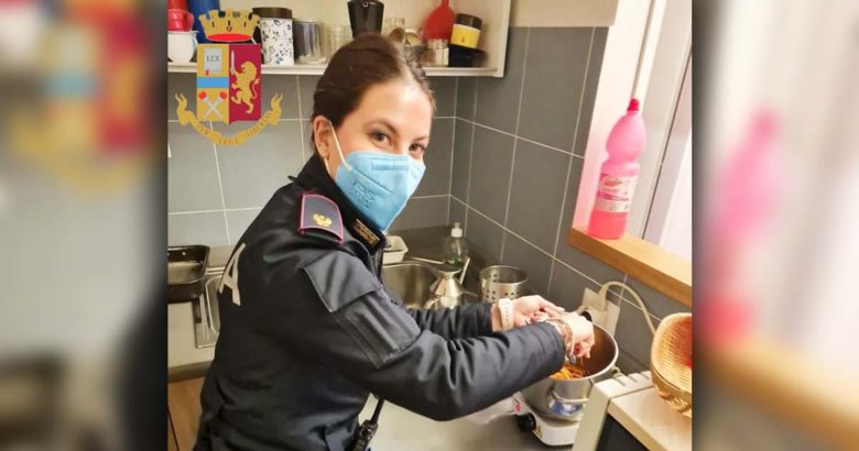 Anziana rimane sola in casa e chiama il 112. Arriva la Polizia e le prepara un piatto di pasta Poliziotta