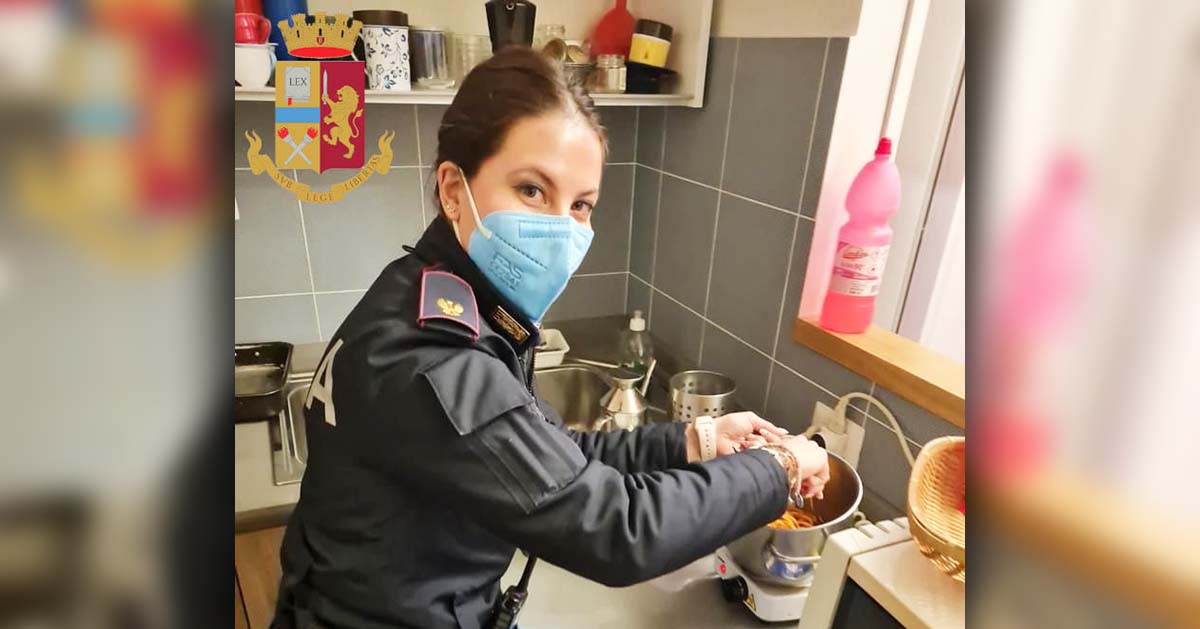 Anziana rimane sola in casa e chiama il 112. Arriva la Polizia e le prepara un piatto di pasta Poliziotta
