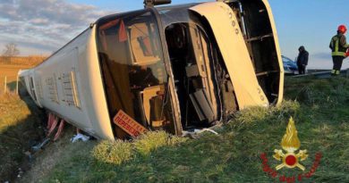 Scappano dalla guerra in Ucraina e si ribaltano con il bus in Italia. Tragedia in autostrada VVFF