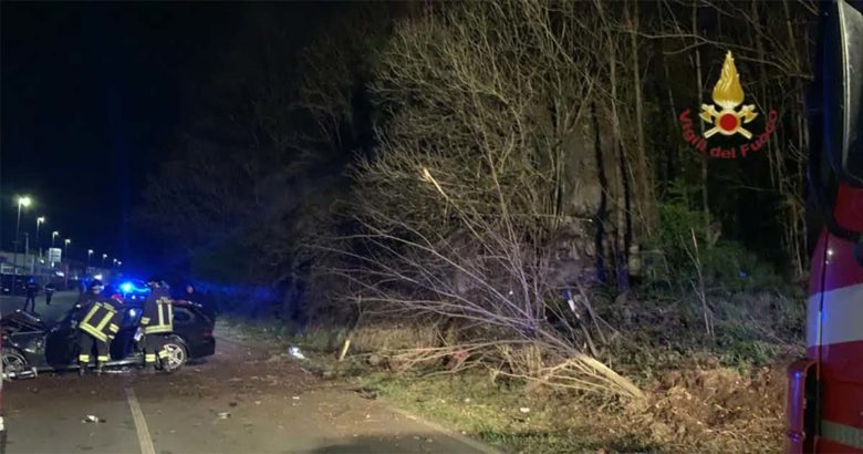 Incidente stradale nella notte, muore giovane ragazza