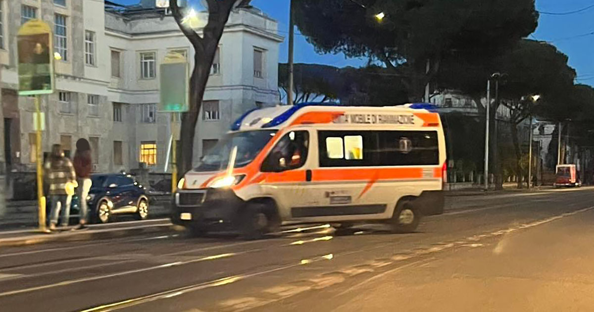 Ragazzo morto sul treno: cordoglio e dolore in paese Ambulanza
