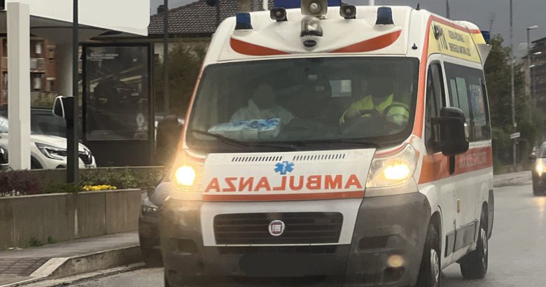 Giovane papà muore sul lavoro Ambulanza
