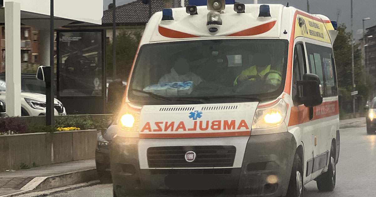 Giovane papà muore sul lavoro Ambulanza
