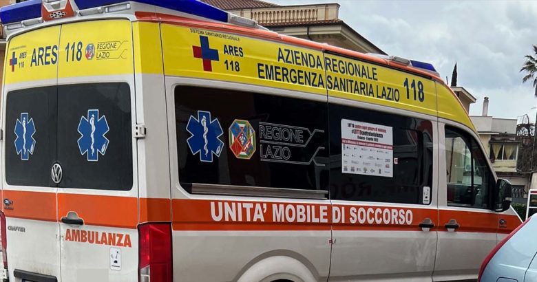 Cassino Automobile finisce sotto un Tir. Incredibilmente illeso il conducente Ambulanza