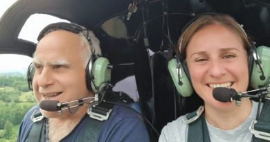 «Un grande pilota e un grande padre ha salvato la vita ad entrambi». Elisa ringrazia il papà su Facebook