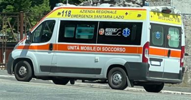 Alatri Auto si ribalta, giovane uomo in prognosi riservata Ambulanza