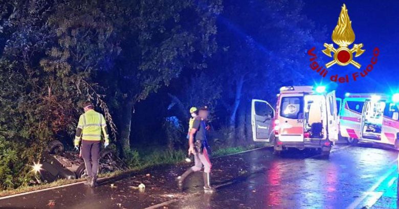 Drammatico incidente nella notte: morti 4 ragazzi