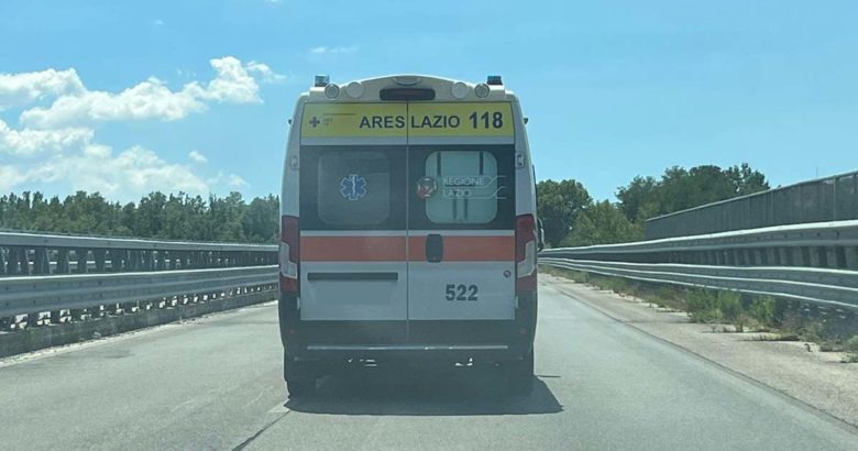 Tragico incidente stradale, muore motociclista Ambulanza