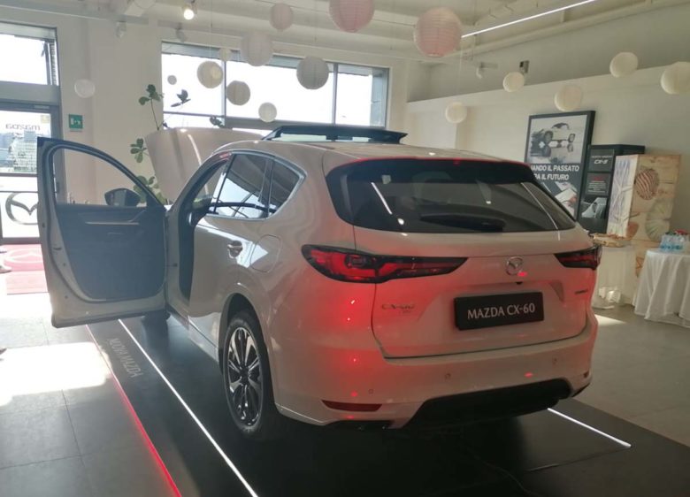 Mazda Nuova Mazda CX-60: due soluzioni per il noleggio a lungo termine MAZDA CX copia