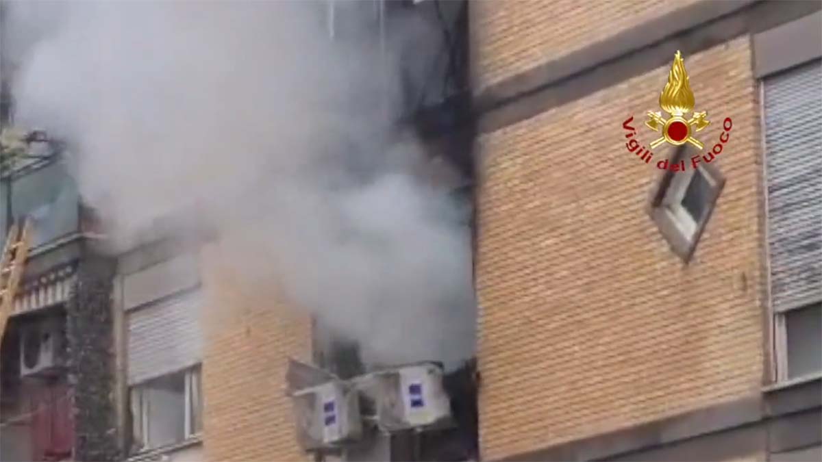 Appartamento in fiamme: i Vigili del Fuoco riescono a salvare una donna all’interno della casa