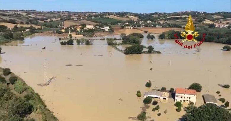 Nubifragio Marche: i morti sarebbero 9. Salvate dai Vigili del Fuoco decine di persone su tetti e alberi Marche