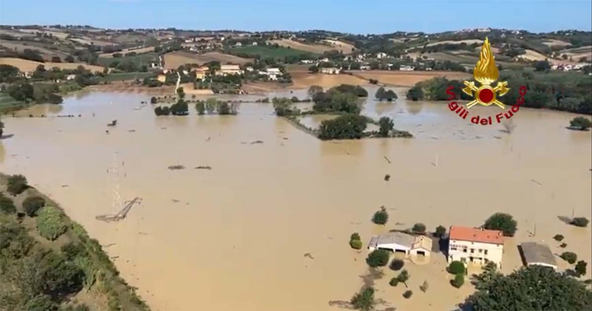Nubifragio Marche: i morti sarebbero 9. Salvate dai Vigili del Fuoco decine di persone su tetti e alberi Marche