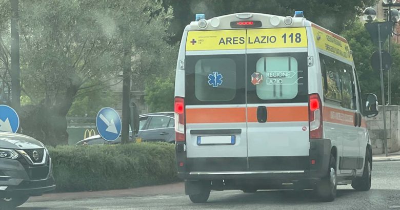 Scontro auto-moto: muore ragazza di 24 anni AMBULANZA