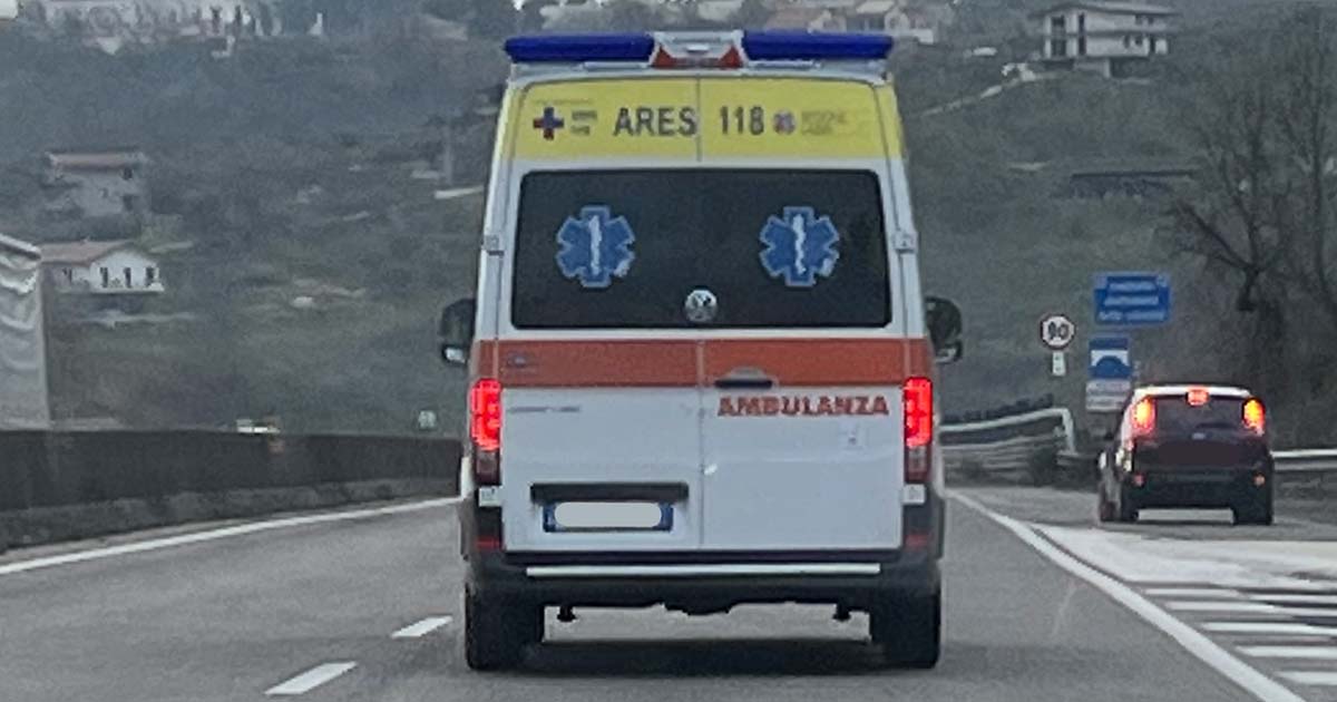 Tragico incidente in supestrada: morto un uomo, salvo il suo bambino AMBULANZA